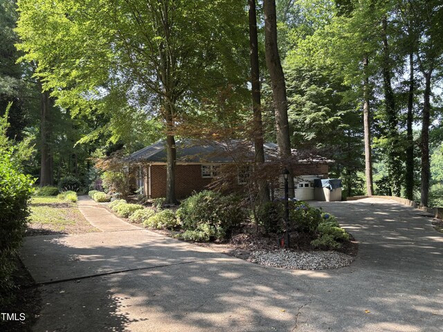 view of front facade featuring driveway and a garage