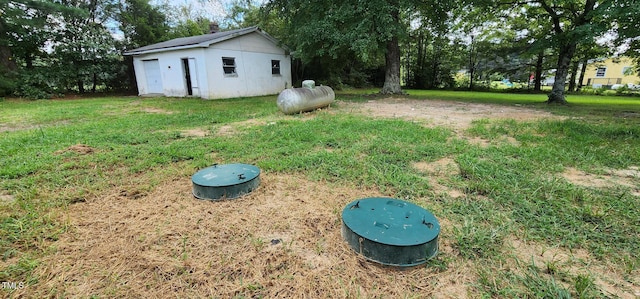 view of yard featuring an outdoor structure