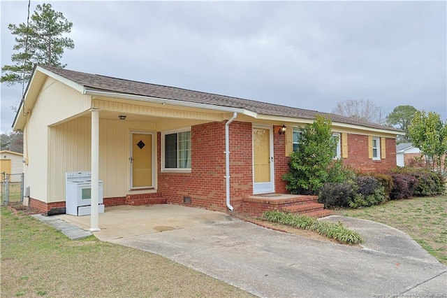 ranch-style house with a front yard