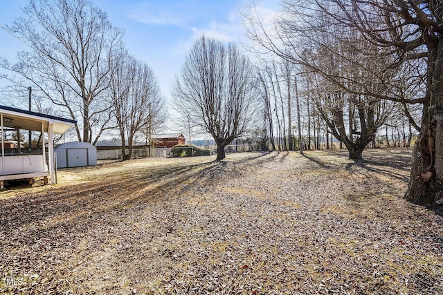 view of yard featuring a storage shed