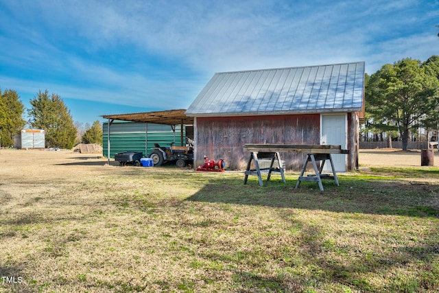 view of pole building featuring a carport and a lawn