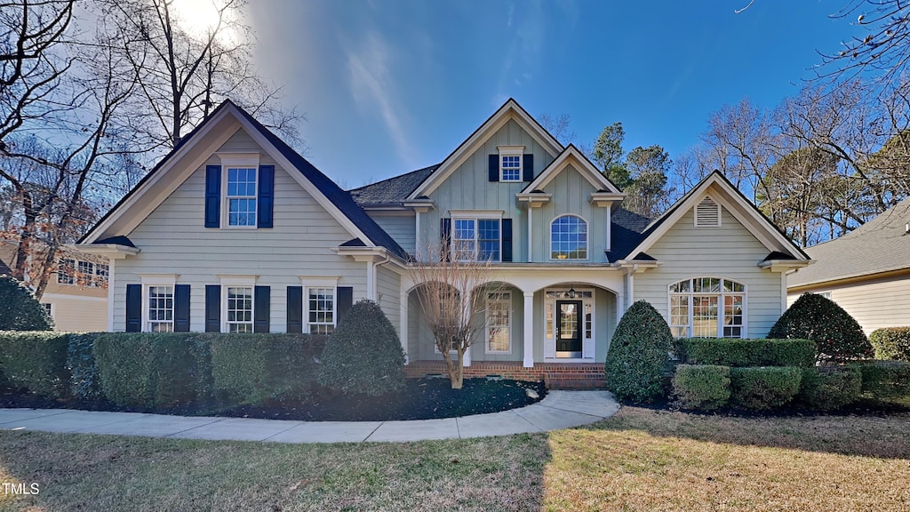 view of front facade with a porch and a front yard