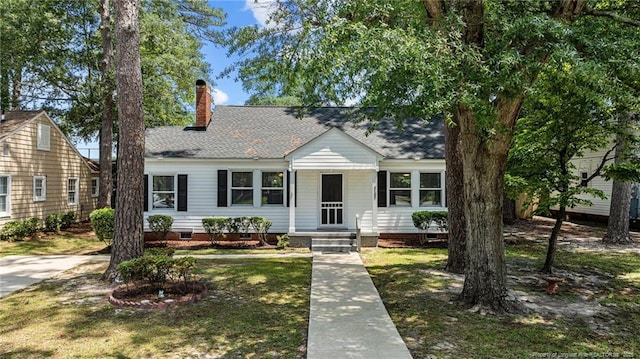 view of front facade featuring a front yard