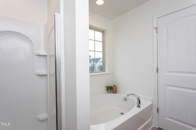 bathroom featuring a washtub