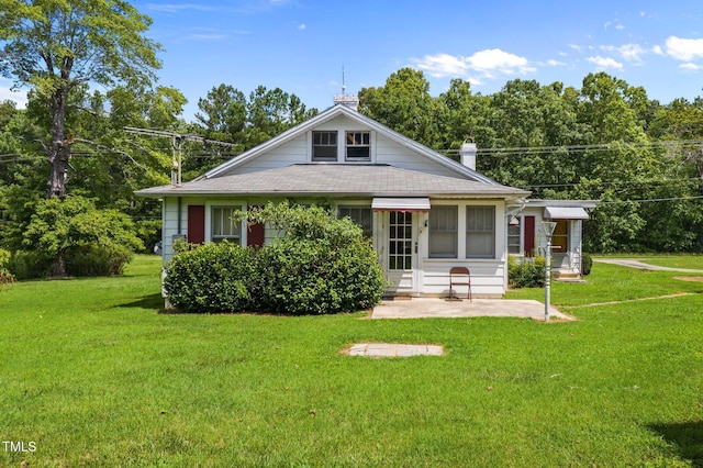 view of front of home featuring a front yard