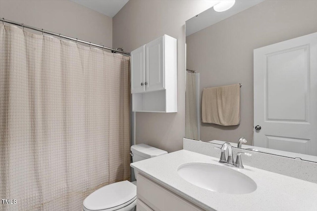 bathroom with a shower with curtain, vanity, and toilet