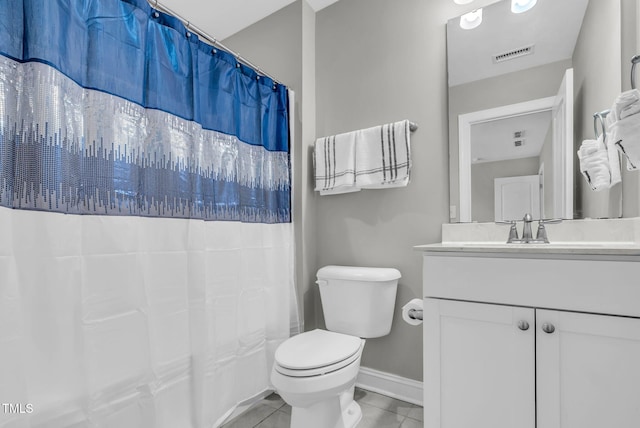 full bathroom with visible vents, toilet, vanity, a shower with curtain, and baseboards