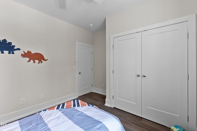 bedroom featuring ceiling fan, dark hardwood / wood-style flooring, and a closet