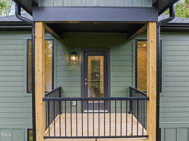 property entrance featuring a deck