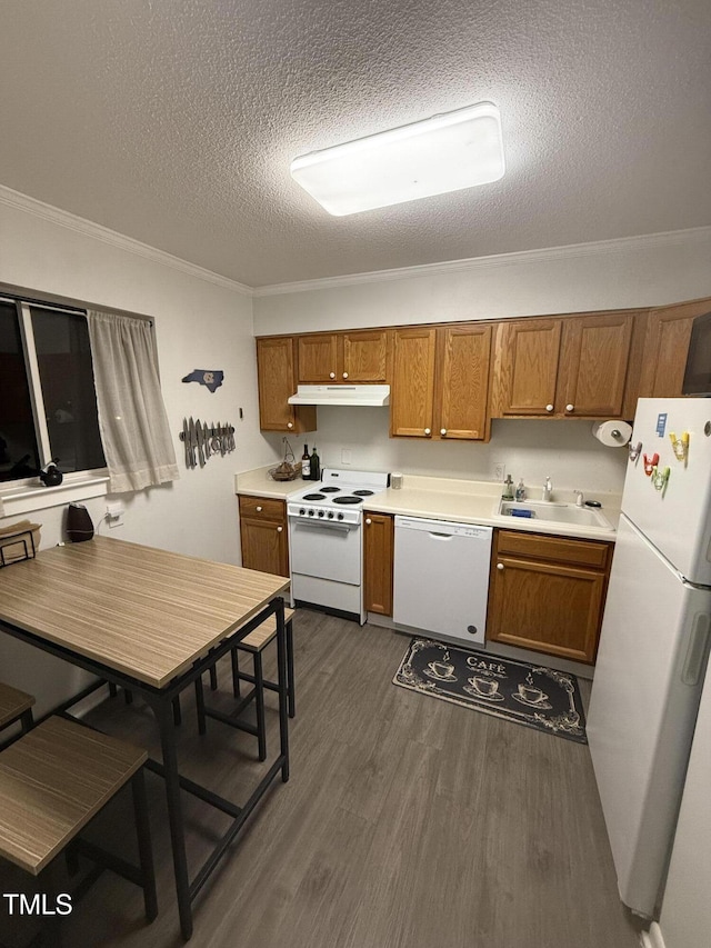 kitchen featuring sink, white appliances, crown molding, a textured ceiling, and dark hardwood / wood-style flooring