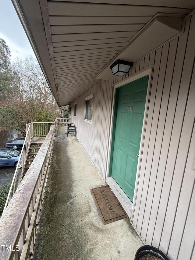 property entrance featuring a balcony