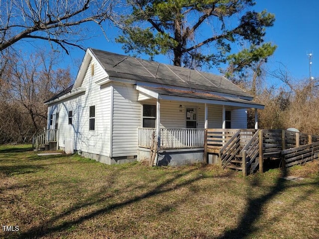 view of front of property featuring covered porch and a front yard