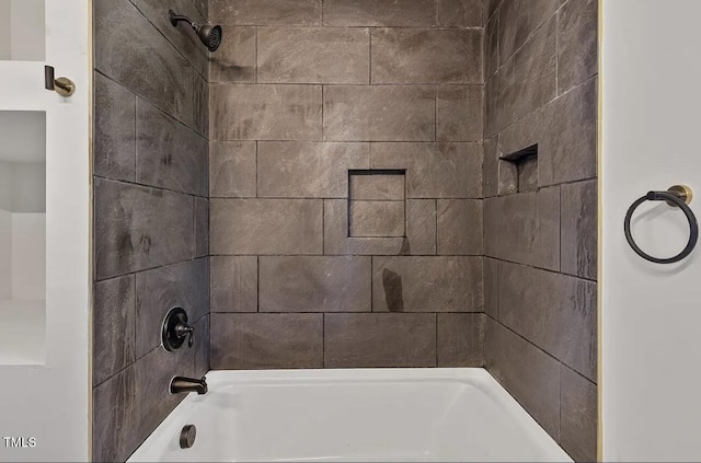 bathroom with tiled shower / bath combo