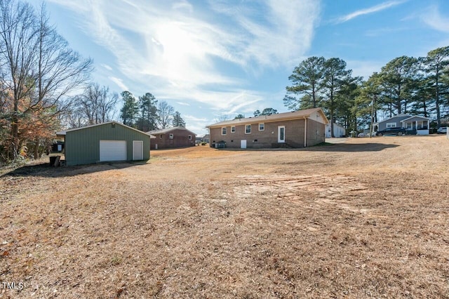 view of yard featuring a garage and an outdoor structure