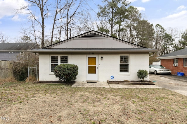 view of front of property featuring a front yard