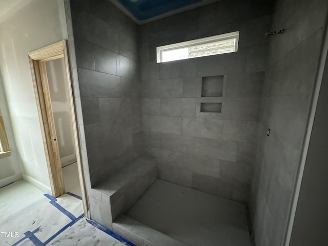 bathroom featuring a tile shower