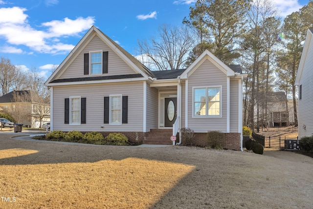 view of front of home featuring entry steps and a front lawn