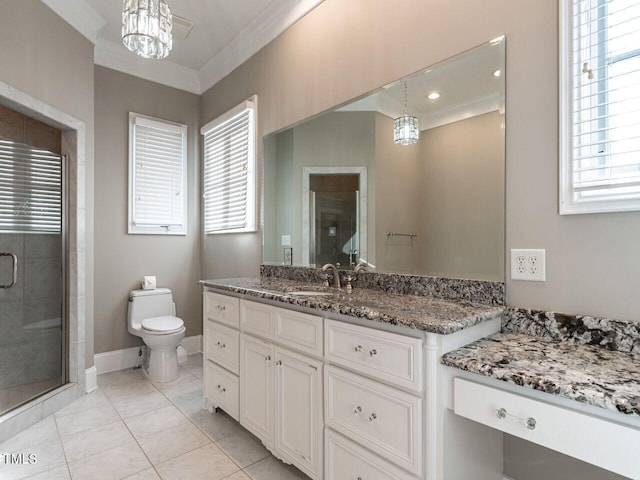 bathroom with toilet, a shower with shower door, crown molding, an inviting chandelier, and vanity