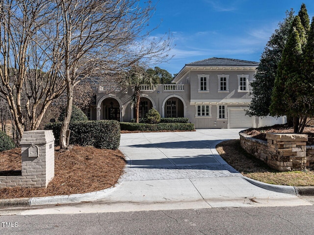 view of front facade featuring a garage