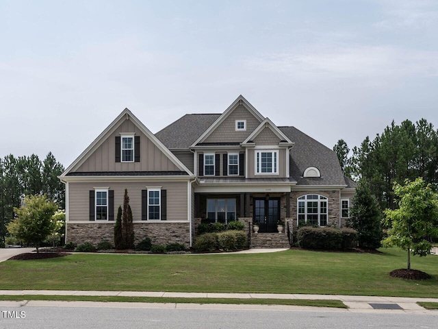 craftsman inspired home featuring a front yard