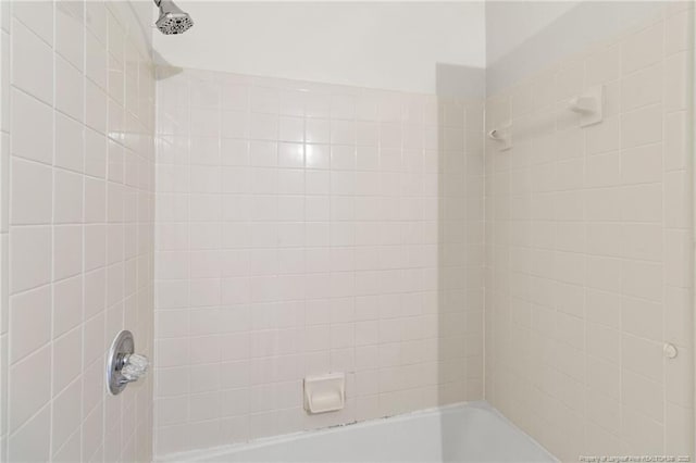 bathroom featuring tiled shower / bath combo