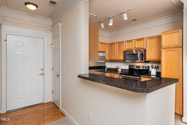 kitchen featuring ornamental molding, appliances with stainless steel finishes, kitchen peninsula, and light hardwood / wood-style floors