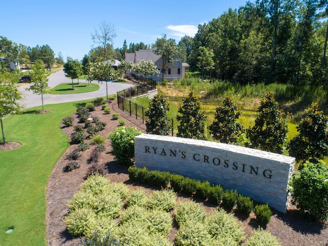 community / neighborhood sign featuring a lawn