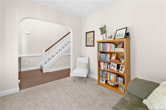 sitting room with carpet floors