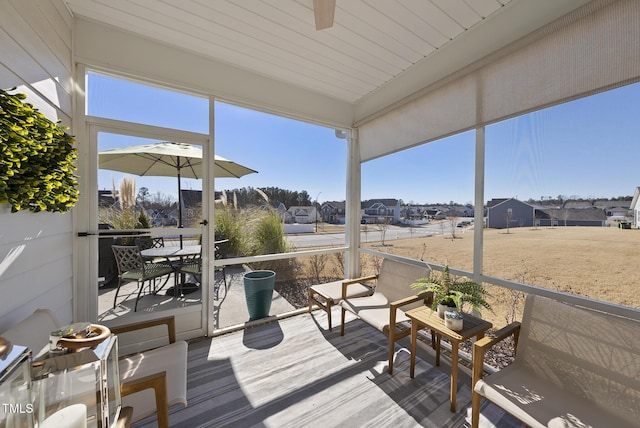 sunroom / solarium with ceiling fan