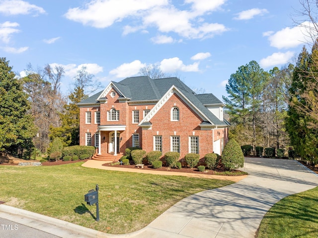 view of front of property featuring a front yard