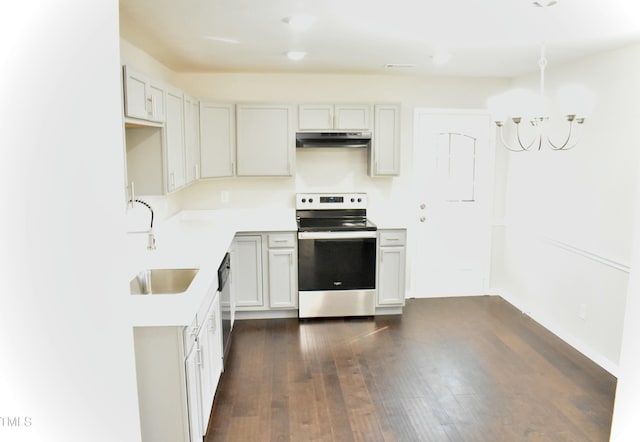 kitchen featuring sink, an inviting chandelier, white cabinetry, appliances with stainless steel finishes, and dark hardwood / wood-style flooring