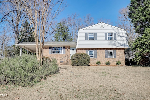 tri-level home featuring a front lawn