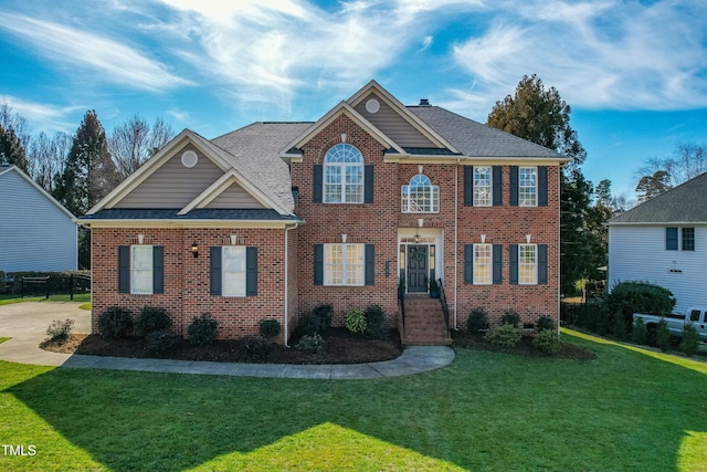 view of front facade featuring a front lawn