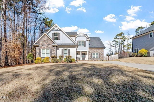 view of front facade featuring a front yard