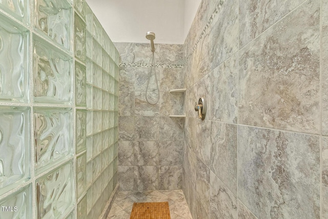 bathroom featuring a tile shower