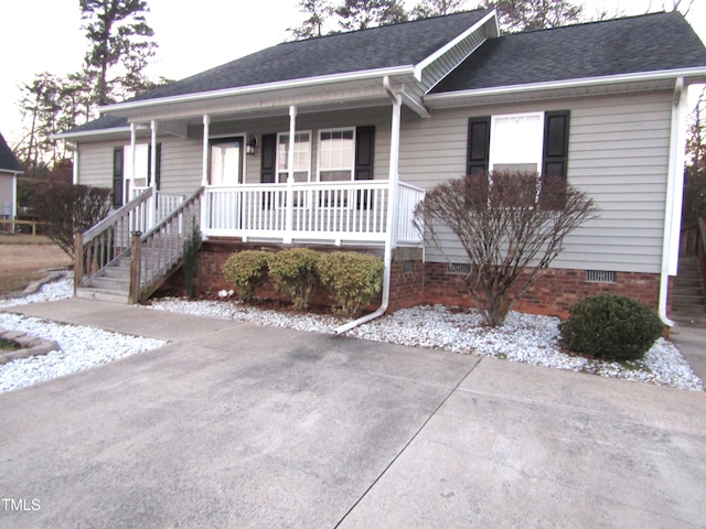 ranch-style home with a porch