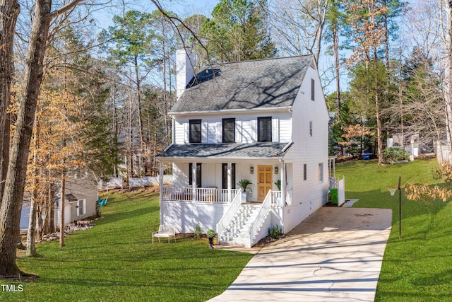 view of front of property featuring a front lawn and a porch