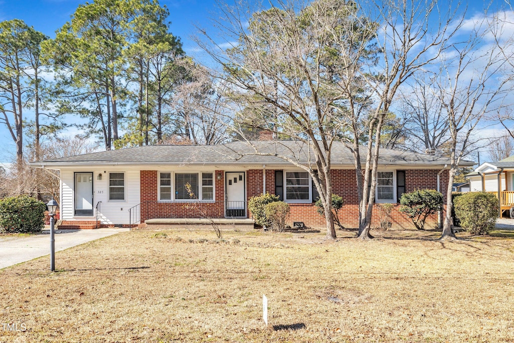 single story home with a front yard