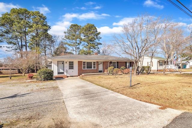 ranch-style house featuring a front lawn