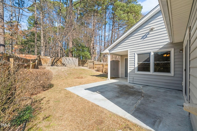 view of yard featuring a patio