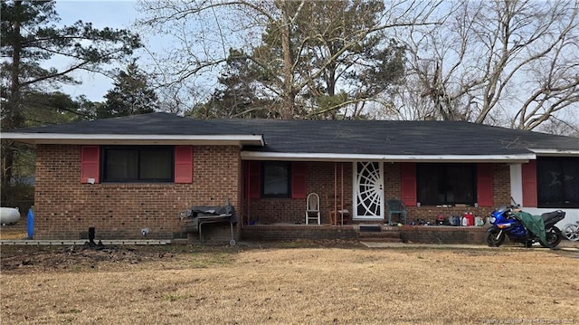 view of front of house featuring a front lawn