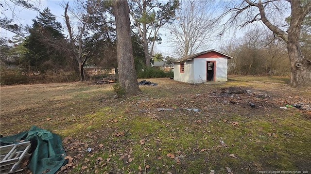 view of yard with a shed