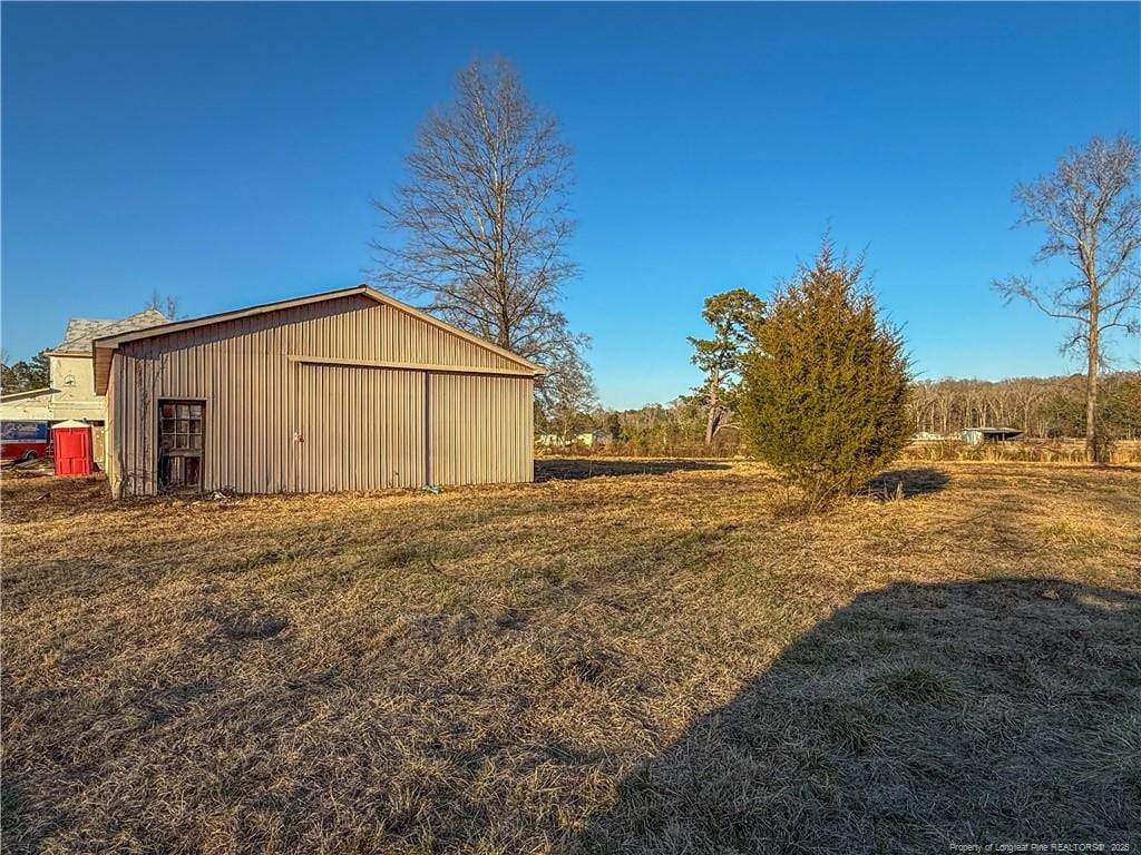 view of yard featuring an outdoor structure