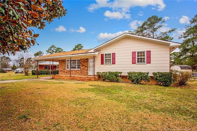 ranch-style house featuring a front lawn