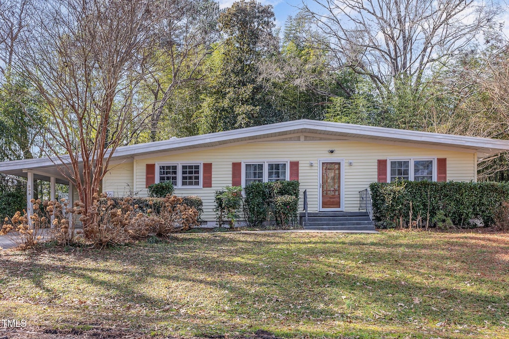 view of front facade featuring a front yard