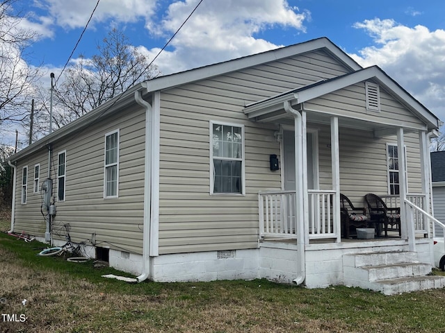 view of front of home with a front lawn and covered porch