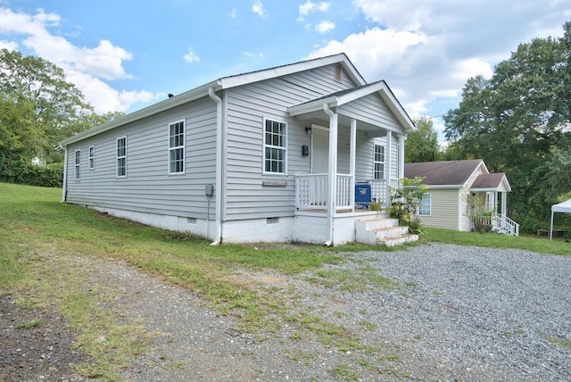 view of front of property featuring a front yard