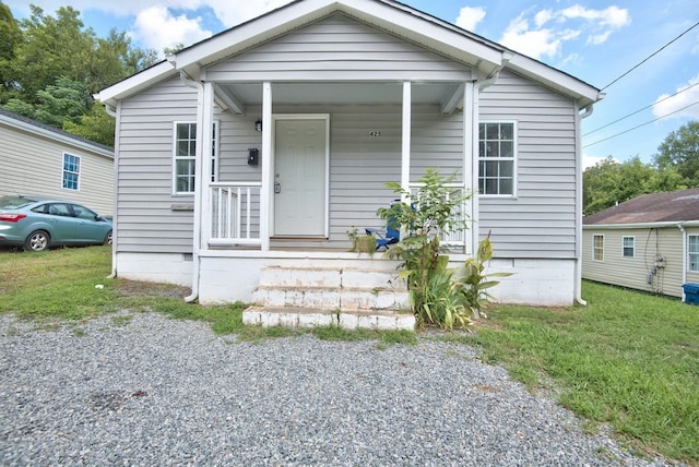 bungalow featuring a front lawn