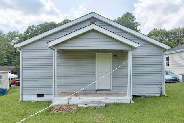 back of house featuring a yard