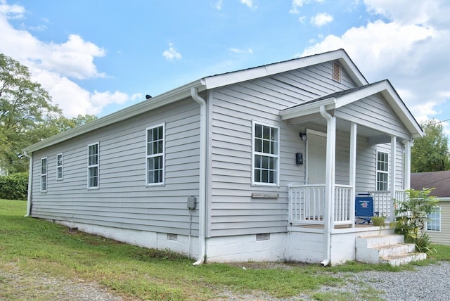 view of front facade featuring a front yard